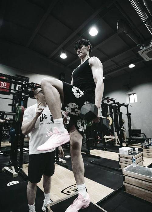 篮网社媒晒曾凡博训练扣篮：用一记小曾的扣篮和大家说晚安