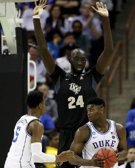 哈托谈红牌：感觉查洛巴先碰到了球，但我也不太确定要看一遍录像