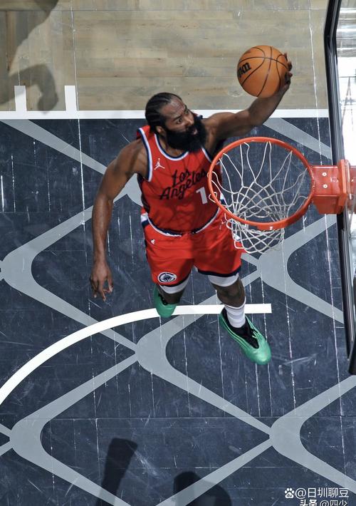 哈登回母校看橄榄球赛!离谱的是他还闪现接近同时开打的WNBA比赛