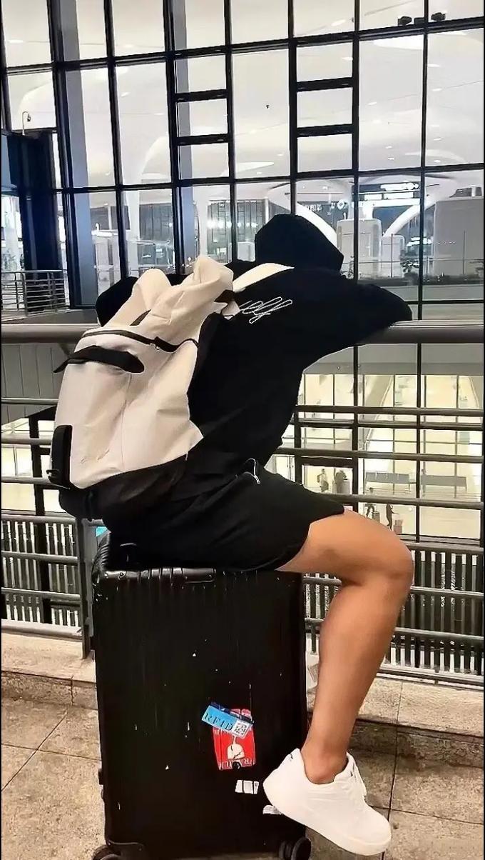 赵睿现身微博篮球之夜红毯!一身黑西服帅气登场!