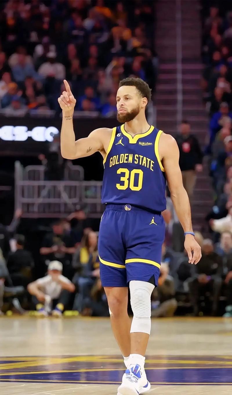 好多回忆！库里晒17张照片开启湾区第17个赛季：感恩这一路走来