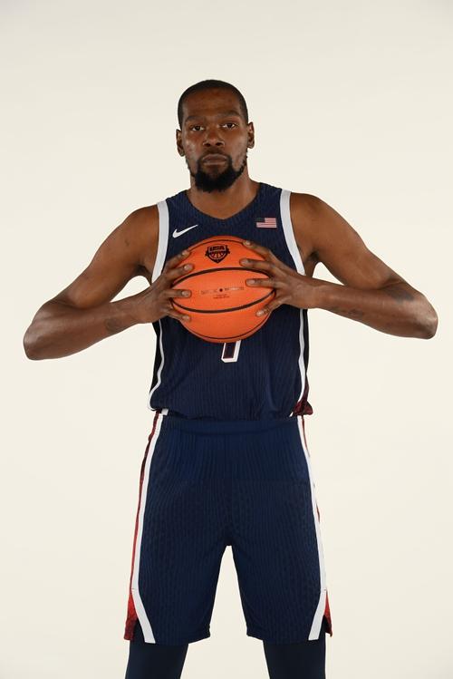 不变的是那气质！NBA官方晒杜兰特生涯19个媒体日定妆照