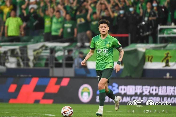 媒体人:杨立瑜确实朝球迷竖的是大拇指,只是置气不是侮辱