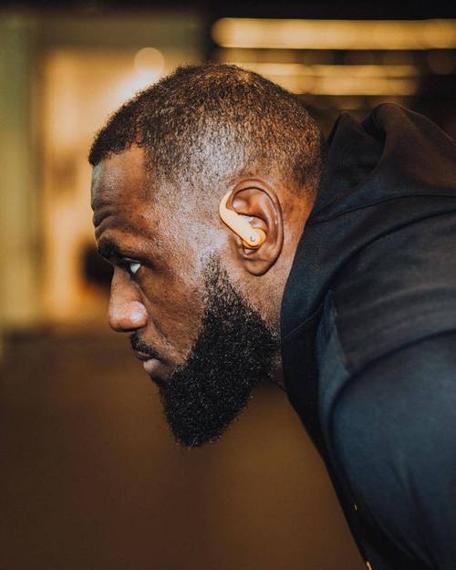 詹姆斯晒20张照片开启生涯第23赛季：荣耀时刻 尽情享受🙏🏾