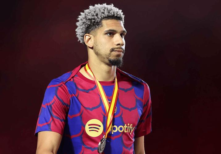 每体：阿劳霍今夏曾拒绝热刺、利物浦、切尔西和尤文，想留在巴萨