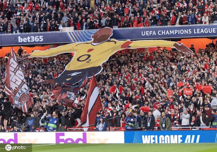 RMC：姆巴佩在巴黎赛后和恩里克愉快交流，还向前队友们一一致意