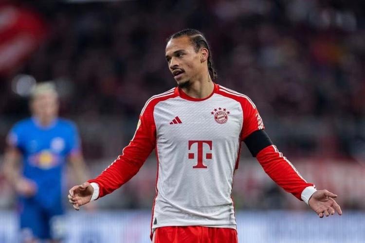 图片报：萨内参加啤酒节被一名球迷狂骂，前者受不了两人互殴