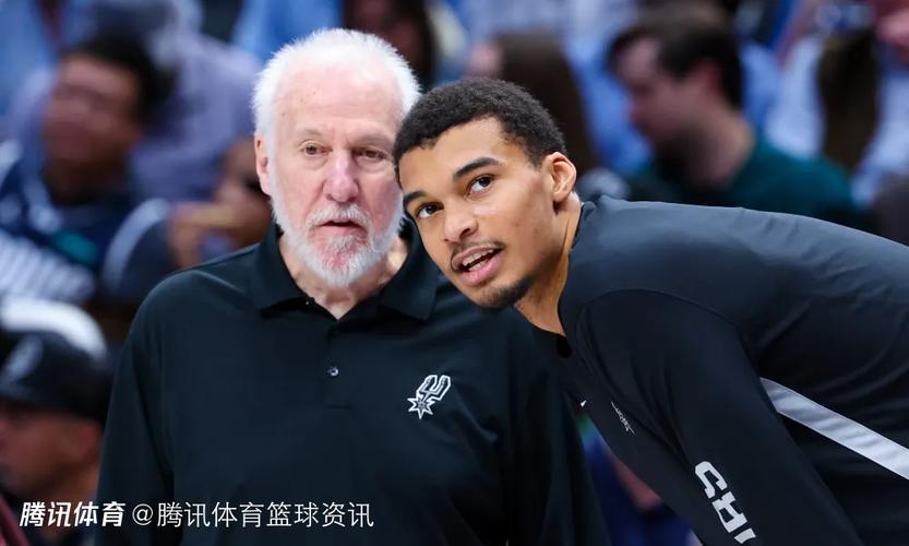 心念爱徒！波波维奇场边与索汉并坐 观看文班亚马投篮训练