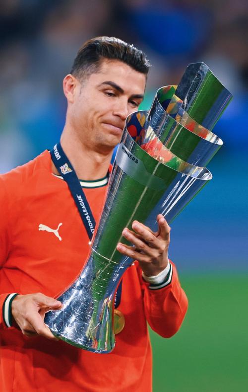 荣获葡萄牙环球声望奖，C罗社媒晒图：很荣幸获得这份特别的认可