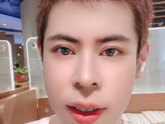 明日杨瀚森首秀!背着粉色小书包的杨瀚森登机前往湾区 NBA初体验