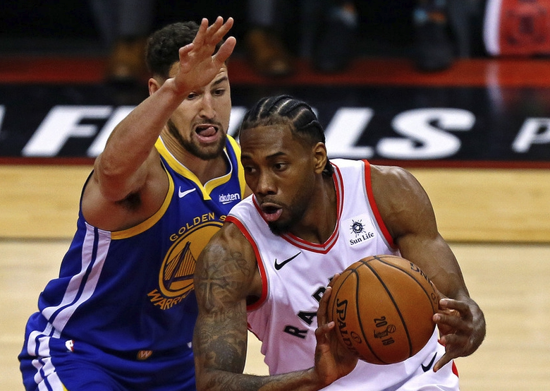 外线还是很稳！小卡吸引包夹分球 大洛坐地炮三分打停广州！