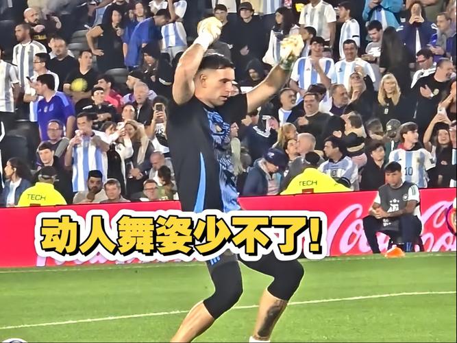 友爱，大马丁按约定将自己的训练服赠送给家乡球队的球迷