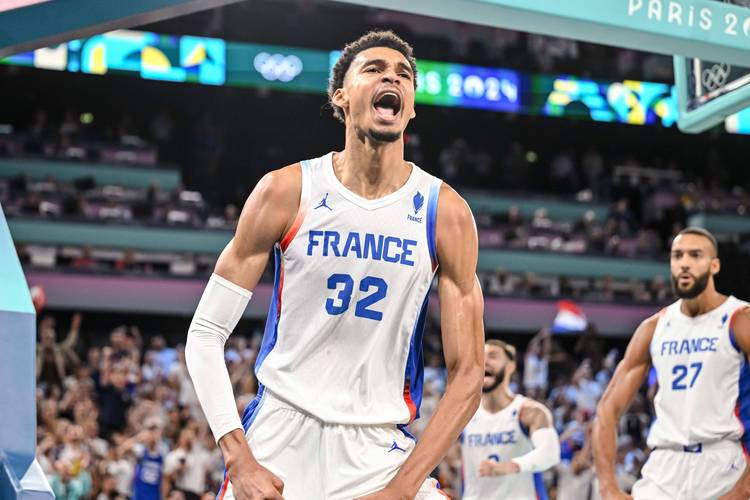 没法防！文班亚马背打没顶动防守人 强行后仰出手仍能拿分