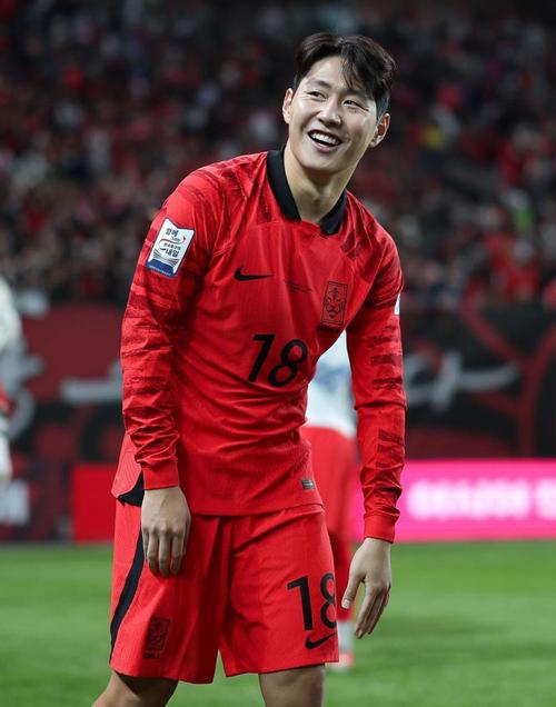 李刚仁当选2025年亚足联年度亚洲最佳国际球员，巴黎晒图：恭喜！