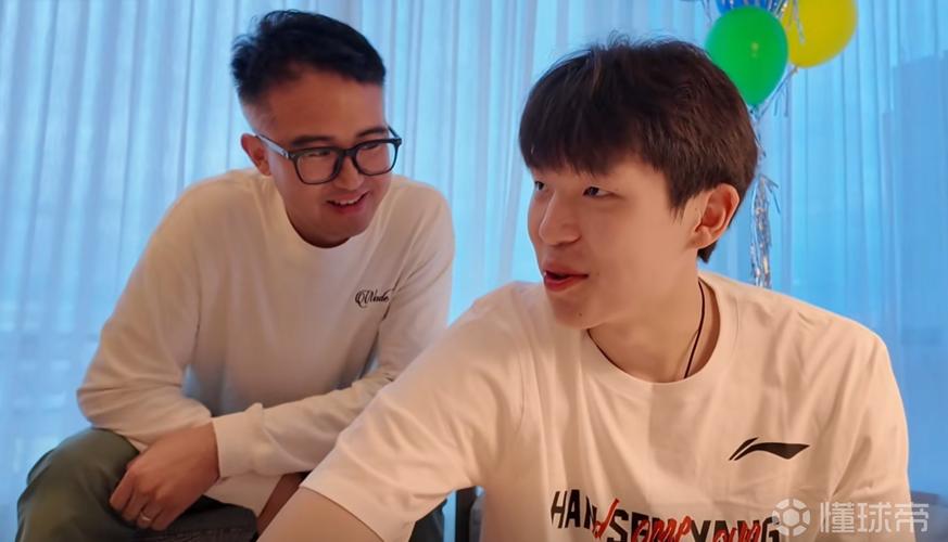 杨瀚森与女友外出就餐&翻译哥坐对面 网友打趣：千万瓦电灯泡😂