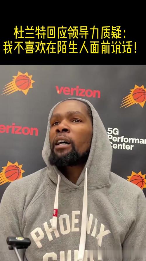 恐怖的锋线群！美媒调侃：这是杜兰特第一次在拍照的时候显得矮