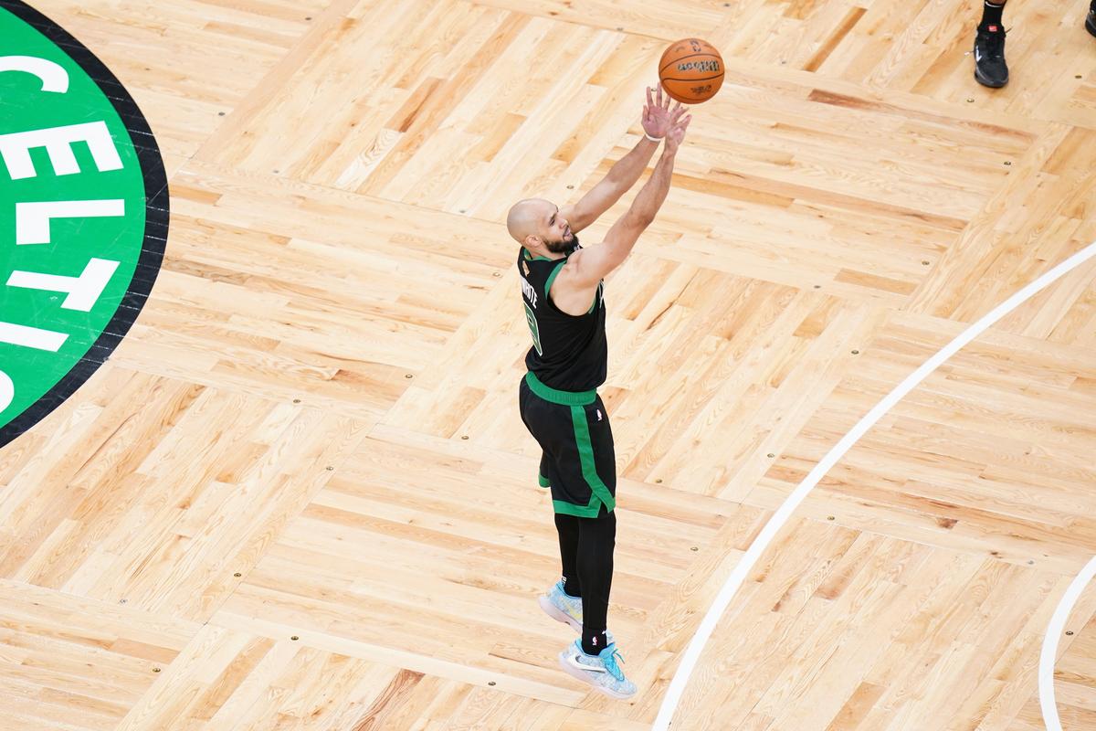 手感不佳！德里克-怀特18投仅5中拿到15分4板4助 三分11中3