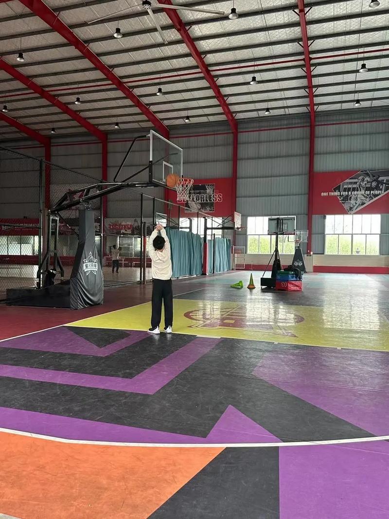 因为热爱篮球!开拓者官方晒凯勒布-乐福带着篮球离开球馆照