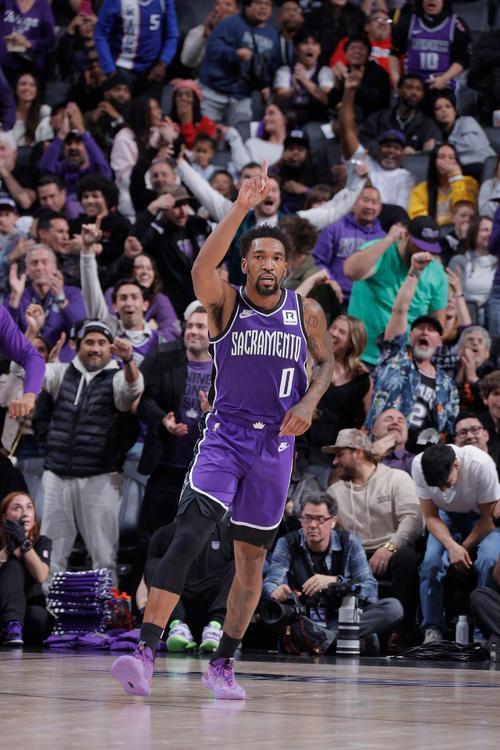 效率很高了！浓眉前三节12投8中砍下19分9篮板