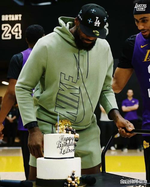 詹姆斯:18岁就能穿签名球鞋征战NBA 生涯首秀前我一直在摆弄鞋带