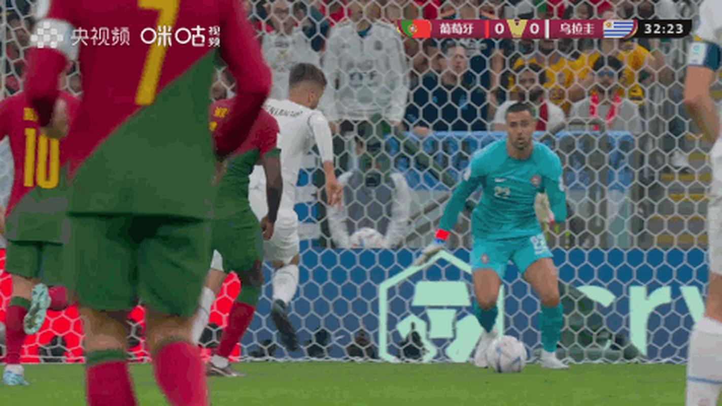 本坦库尔铲到对方球员脚踝染红离场，乌拉圭1-5落后于美国