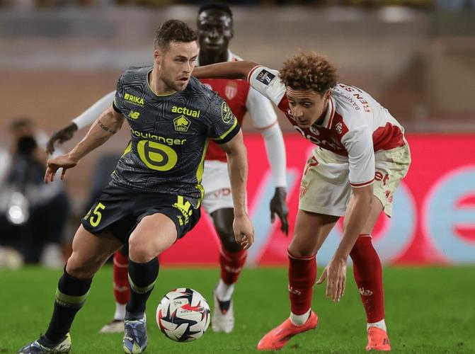 队报：摩纳哥巴黎对裁判VAR不满，卡马拉科雷尔是否红牌引发争论